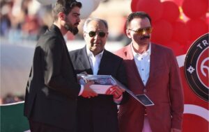 تجلیل فرزند شهید آلهاشم از مالک و هواداران تراکتور در جشن قهرمانی تجلیل فرزند شهید آلهاشم از مالک و هواداران تراکتور در جشن قهرمانی