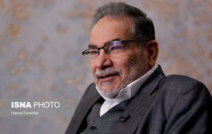زندهام و این تنِ زخمخورده، سپر بلای ملت خواهد بود زندهام و این تنِ زخمخورده، سپر بلای ملت خواهد بود