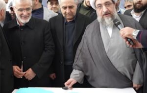 فیلم| کیک انقلاب در کنار محصولات تولیدی تراکتورسازی ایران برش خورد