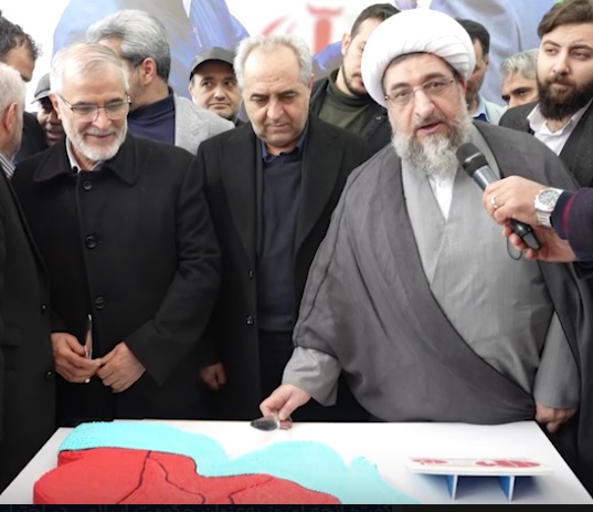 فیلم| کیک انقلاب در کنار محصولات تولیدی تراکتورسازی ایران برش خورد