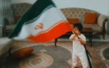 شیرخوارانِ پرچم به دست